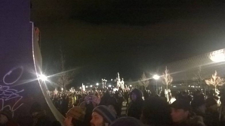 Zum Abschluss der Gegenundgebung versammeln sich 7.500 Menschen am Skaterpark an der Lingnerallee. Dort war der Pegida-Marsch ein paar Stunden zuvor gestartet.
