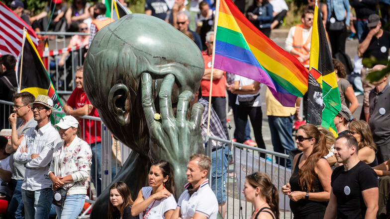 Demonstranten der Initiative „Querdenken 711“ versammeln sich an der bekannten Skulptur „Der Denker“ in der Stuttgarter Innenstadt. Foto: dpa/Christoph Schmidt