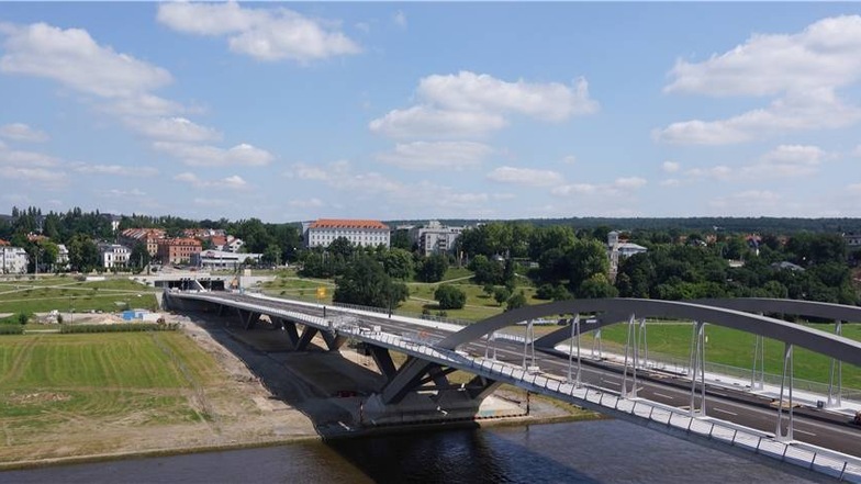 Die Waldschlößchenbrücke in Dresden wurde aus verschiedenen Perpektiven in einer Flughöhe zwischen 15 und 100 Metern fotografiert.