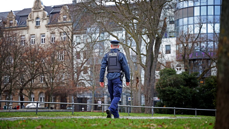 Die Polizei kontrollierte am Mittwoch am Riesaer Puschkinplatz. Beamte in Uniform waren auch da, aber auch etwa zehn Kräfte in Zivil.
