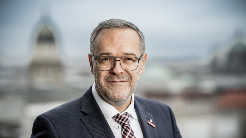 Jörg Dittrich führt seit 1997 den 1905 gegründeten Dresdner Dachdeckerbetrieb in vierter Generation. Der 53-Jährige hat sechs Kinder und führt seit Dezember als ehrenamtlicher Präsident den Zentralverband des Deutschen Handwerks.