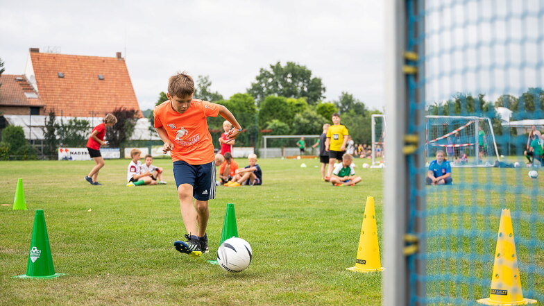 Mit verschiedenen Übungsformen legen die Kinder beim Sommercamp des SV Aufbau Kodersdorf das Abzeichen des Deutschen Fußballbundes ab.