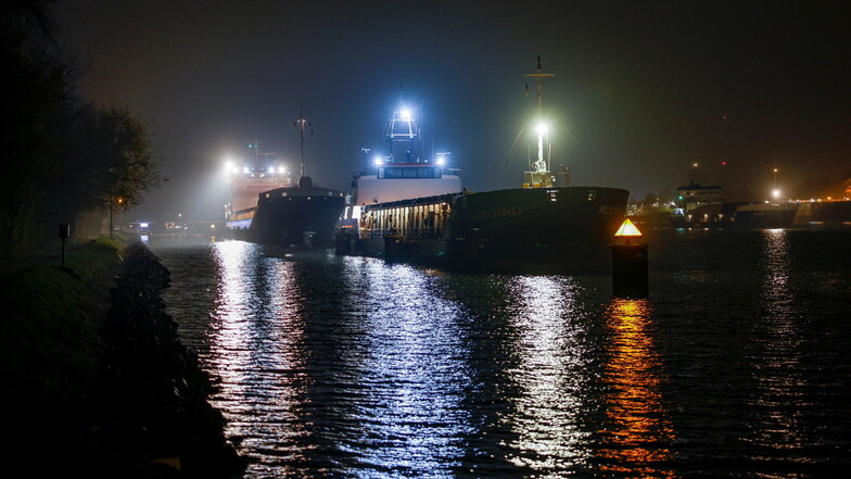 Schiffe warten im Nord-Ostsee-Kanal auf die Durchfahrt der Hochbrücke in Kiel-Holtenau.