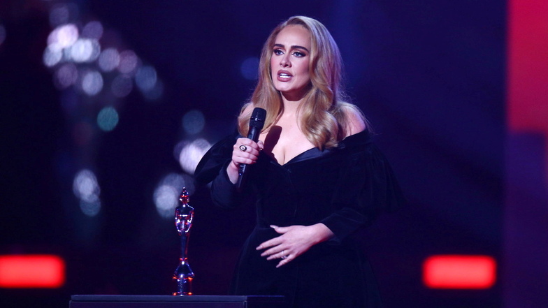 Adele steht auf der Bühne, um ihren Preis für die Künstlerin des Jahres bei den Brit Awards 2022 entgegenzunehmen.