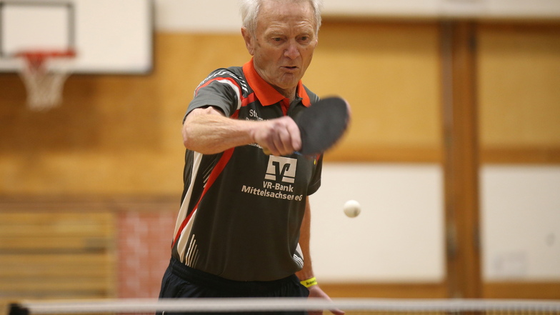 Günter Scholz marschierte im Doppel und Einzel bei den Senioren-Bezirksmeisterschaften jeweils ins Finale.