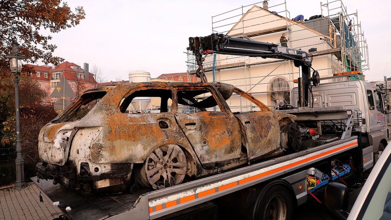 Das ausgebrannte Fahrzeug aus der Kötzschenbroder Straße. 