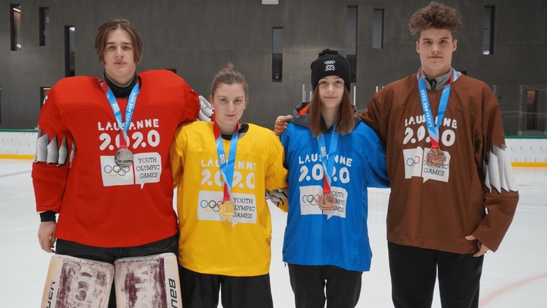 Maya Stöber (mit dem blauen Trikot) hat Bronze bei den  Olympischen Jugend-Winterspielen gewonnen.