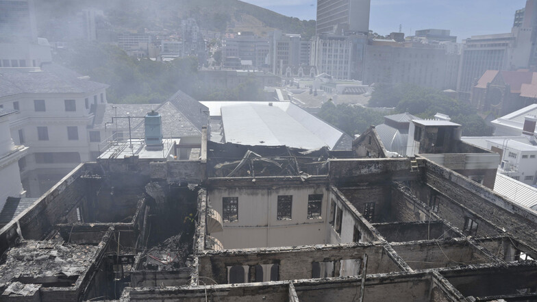 Das eingestürzte Dach des Parlamentsgebäudes von Kapstadt. Das Objekt wurde durch ein Feuer komplett zerstört.