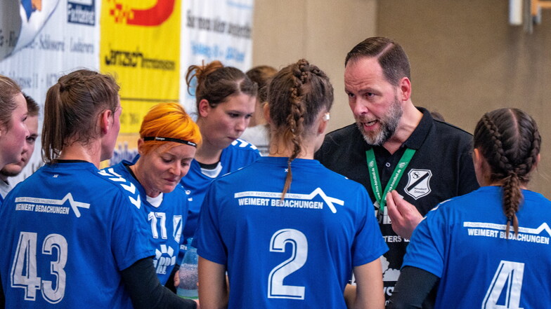 Marco Horschig, Trainer der HSG-Frauen, sieht seine Mannschaft trotz der dritten Niederlage weiterhin im Saison-Soll.