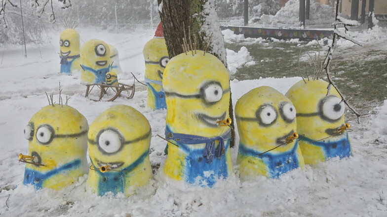 Die Schnee-Minions sind wieder los im Garten von Rocco Häschke in Kottmarsdorf.