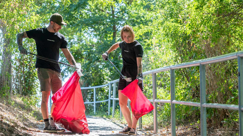 Nicole und Tommy Förster in Aktion: Auf Instagram nennen sich die beiden Müllsammler aus Dresden "trashcan_dresden".