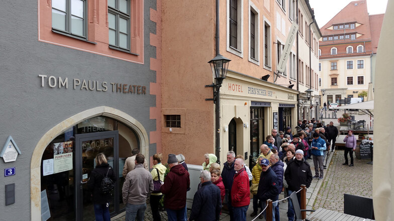Bereits ab 6 Uhr morgens warteten Tom Paul-Fans am Sonnabend vor dem Pirnaer Peter-Ulrich-Haus, um Tickets für ihre Lieblingsaufführungen zu ergattern.