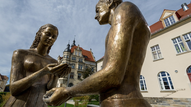 Die beiden Skulpturen stehen im Hochzeitsgarten neben dem Radebeuler Standesamt.