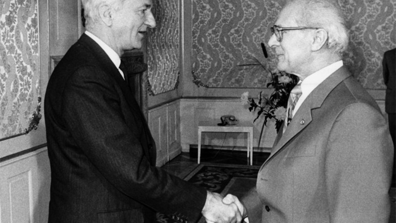 1983: Als Regierender Bürgermeister von Berlin trifft von Weizsäcker DDR-Staats- und Parteichef Erich Honecker.