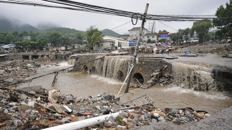 Beschädigte Infrastruktur ist nach sintflutartigen Regenfällen in der chinesischen Hauptstadt zu sehen.