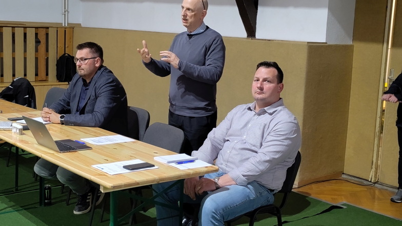 Altenbergs Bürgermeister Markus Wiesenberg (v.l.) hatte eingeladen. Geschäftsführer Marko Uhlig und Sebastian Dietrich von Zinnwald Lithium erläuterten den Stand des Vorhabens.
