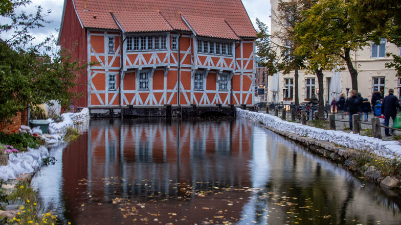 Mit Sandsäcken sind Gebäude am Stadthafen von Wismar vor dem Hochwasser geschützt.