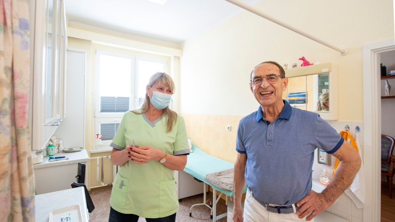 Der Landarzt Dr. Siegfried Lenk mit Schwester Kerstin Steinborn in seiner Praxis im Ärztehaus Schönfeld.