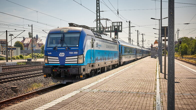 Täglich gibt es seit Anfang Juli wieder eine Direktverbindung von Dresden über Prag bis Wien und retour mit den blauen Zügen der Ceské dráhyi – wie diesem hier.