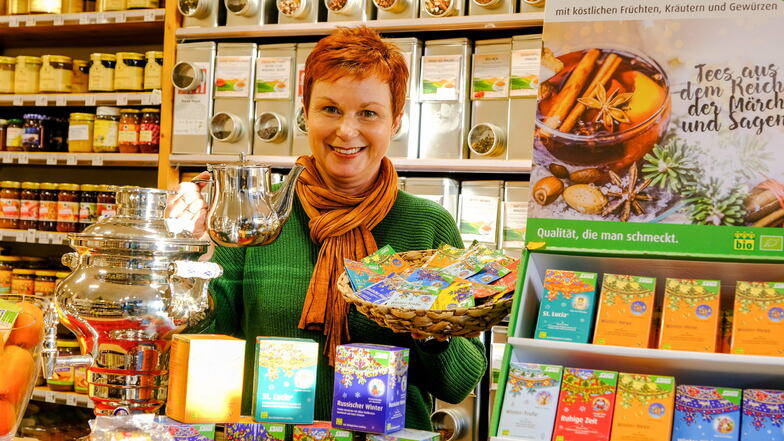 Sabine Görner hat in ihrem Geschäft einen Samowar sowie verschiedene Teemischungen zum Probieren aufgebaut. Zu jedem Tee gibt es ein Märchen.