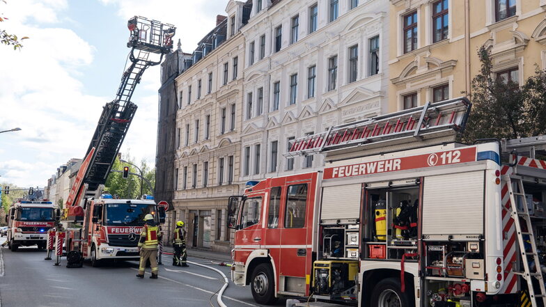 Mit dem Drehleiterfahrzeug ist die Görlitzer Feuerwehr am Montagvormittag im Einsatz an der Rauschwalder Straße 14 in Görlitz.