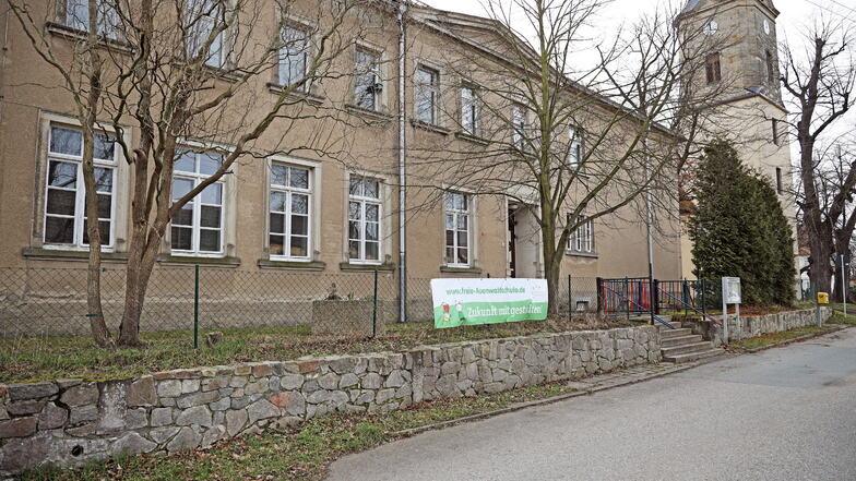 Die Auenwaldschule in Jahnishausen liegt mitten im Ort. Der Trakt im Erdgeschoss links vom Eingang soll demnächst saniert werden.