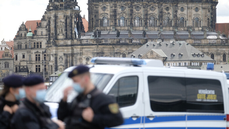 Dresden: Polizisten stehen am Ufer der Elbe, im Hintergrund die Hofkirche.