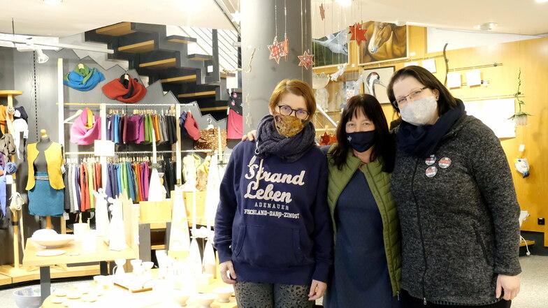 Gefragte Läden: Die Künstlerinnen Susann Starke (v.l.), Bettina Schieser und Madlen Breitsprecher in Meißen sind zufrieden mit ihrem Weihnachtsgeschäft auf der Burgstraße.