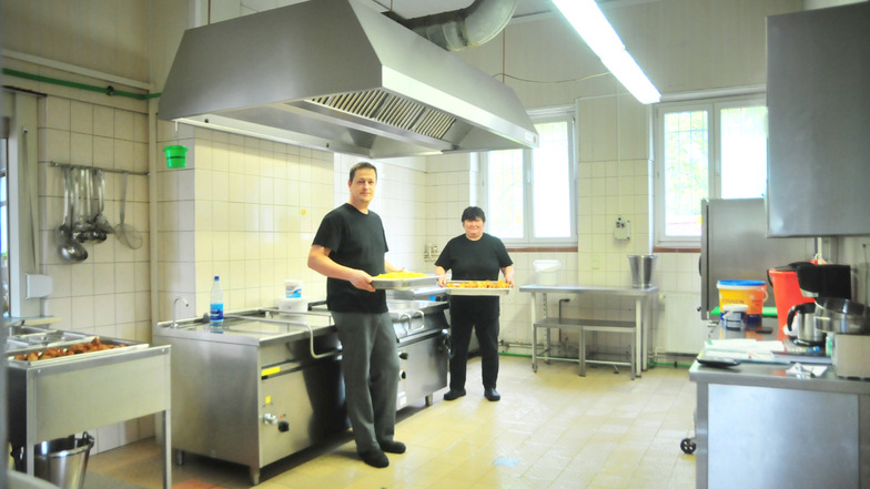 Petra Damme und Heiko Laubstein freuen sich in der Kalkreuther Schulküche schon auf die Modernisierung.