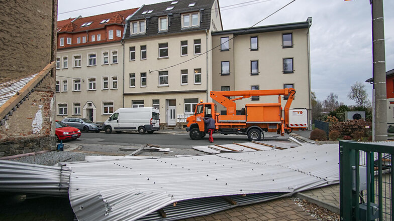In der Bautzener Arnoldstraße waren Metallteile einer Fassadenverkleidung herabgefallen. Foto: SZ/Uwe Soeder