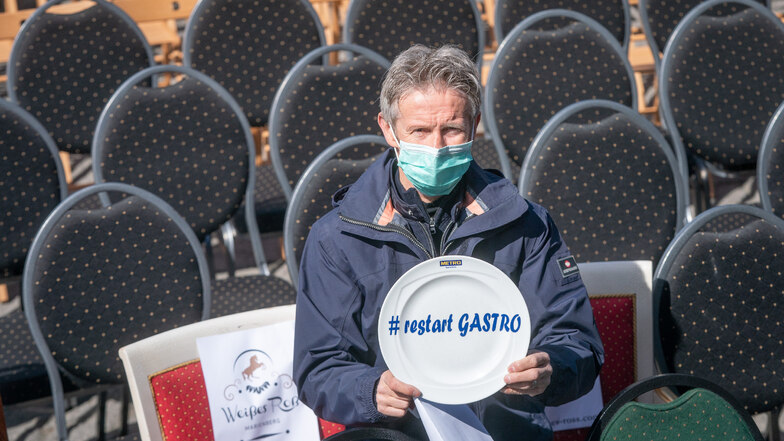 Auch Jens Weißflog trägt bei der Protestaktion einen Mundschutz, die Forderung ist simpel: Neustart für die Gastronomie. Sachsens Wirtschaftsminister Martin Dulig macht Hoffnung.