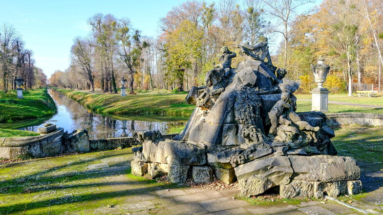 Bis vor ein paar Tagen präsentierte sich der Venusbrunnen am Fuße des Moritzburger Fasanenschlösschens noch wie auf diesem Foto. Inzwischen wurde um die Figurengruppe ein Bauzaun als sichtbare Barriere aufgestellt.