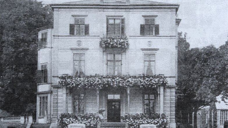 In der Villa am Jägerhof, nach seinem ehemaligen Besitzer Goldschmidt benannt, befand sich die Schule. Heute ist das Gebäude Teil einer privaten Wohnanlage.