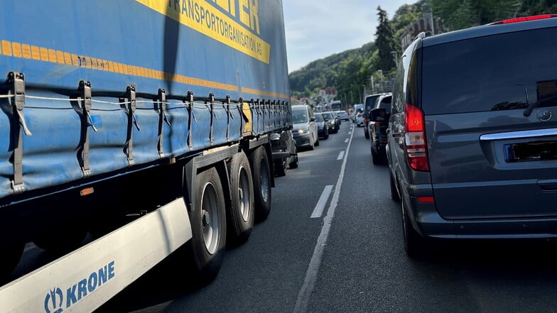 Die Siebeneichener Straße am Montagnachmittag. Wer stadteinwärts wollte, musste sich schon an der Rehbockschänke anstellen.