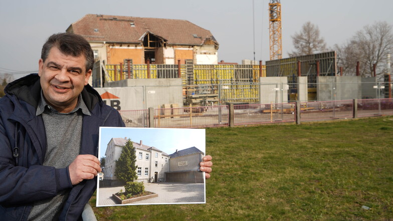 Der Kubschützer Bürgermeister Olaf Reichert steht zum Großvorhaben Schulumbau. Das Gebäude in Baschütz - Reichert zeigt auf dem Foto den früheren Zustand - ist kaum wiederzuerkennen. Die Gemeinde verzichtet dafür auf andere Investitionen.