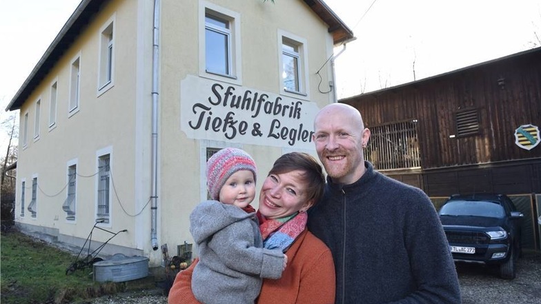 Daheim in der Stuhlfabrik: Steffen Köhler, Frau Nadine und Tochter Ari.