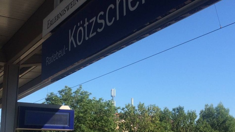 Die Pendler, die wie hier in Radebeul-Kötzschenbroda vergeblich auf die S-Bahn warten, sehen ebenfalls nur leere Anzeigetafeln.