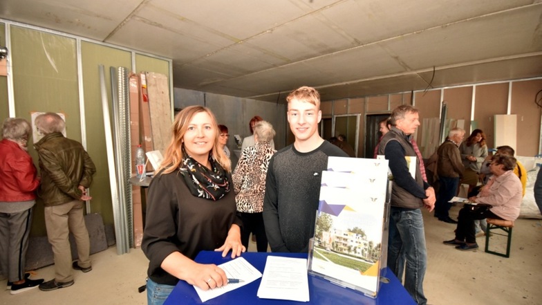 Marketingleiterin Doreen Busch und Praktikant Stanley Zink beim Tag der offenen Baustelle im „Cocoon living“ der LebensRäume in der Mannstraße Hoyerswerda.