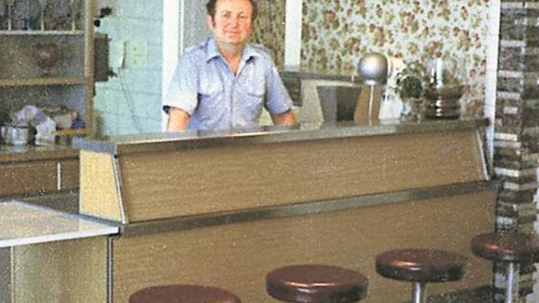 In den 1980er-Jahren: Heinz Dipp in seiner Eis-Milch-Bar. Bis zur Wende gab es mehrere Sorten Softeis.
