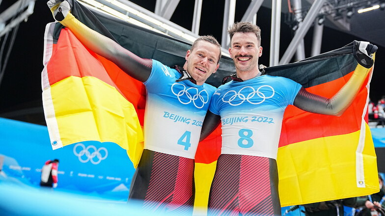 Ein historisches Bild: Christopher Grotheer (links) und Axel Jungk feiern die ersten Skeleton-Medaillen überhaupt für deutsche Männer bei Olympia.