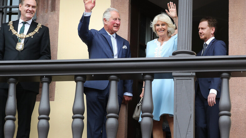 Der britische Thronfolger Prinz Charles und seine Ehefrau Camilla (M) stehen mit Burkhard Jung (l), Bürgermeister von Leipzig, und und Michael Kretschmer (CDU, r), Ministerpräsident von Sachsen, auf dem Balkon des Rathauses.