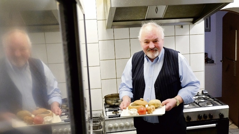 Seinen Bojarentopf mit Schweinefleisch, Kartoffeln und saurer Sahne serviert Frank Arold stilecht im Brottopf.