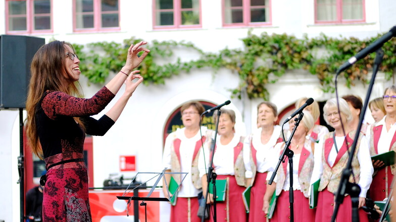 Der "Sächsische Winzerchor Spaargebirge" samt Chorleiterin Maria Schreyer bei der Eröffnung des Chorfestivals 2019 auf dem Meißner Markt.