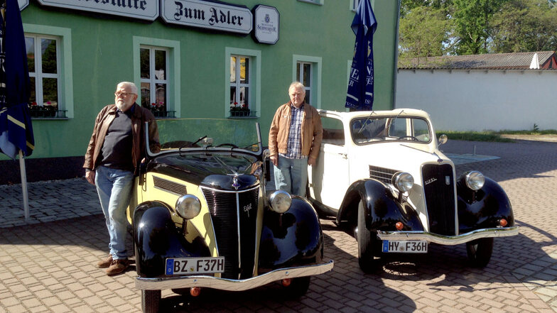 Vor Hoyerswerdas Gaststätte „Zum Adler“: links Jürgen Haink, Präsident des Motor-Veteranen-Clubs, an seinem Ford Eifel Roadster von 1937, rechts Reinhard Haink an seinem Ford Eifel (Cabrio-Limousine, Viersitzer) von 1936.