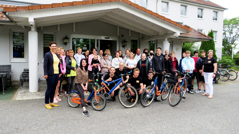 Schüler des Produktiven Lernens und ihre Lehrer übergaben vergangenen Mittwoch diese erneuerten Fahrräder an Flüchtlinge aus der Ukraine, die im City Hotel wohnen.