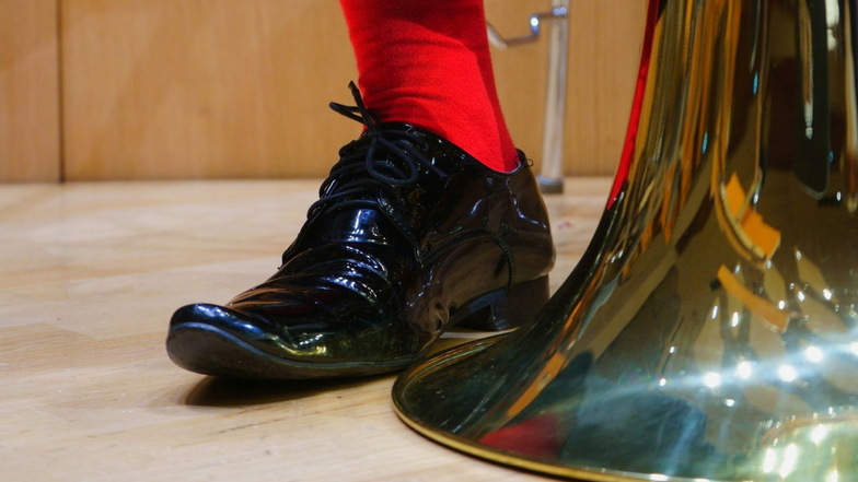 red socks?  why not?  Much of the public has long since changed to a casual dress code.  Philharmoniker wants to do this from time to time in the future.