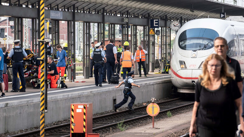 Der ICE steht am Gleis 7 des Frankfurter Hauptbahnhofs, nachdem es bei der Einfahrt des Zuges zu dem Zwischenfall gekommen war.