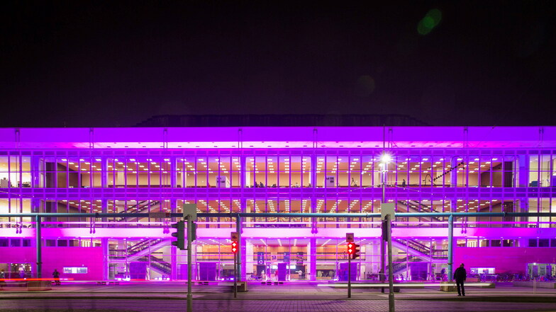 Zum Weltpankreaskrebstag erstrahlt der Kulturpalast im November 2019 in lila. Mit der Lichtshow wollen Dresdner Philharmonie und Uniklinikum auf die Krankheit und ihre Betroffenen aufmerksam machen.