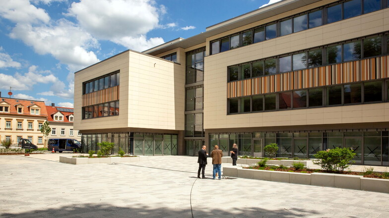 Der Eingang der neuen Lessing-Bibliothek auf dem Kamenzer Schul-Campus befindet sich direkt an der Oststraße. Der Campus öffnet pünktlich zum Schuljahresbeginn, die Bibliothek erst später.