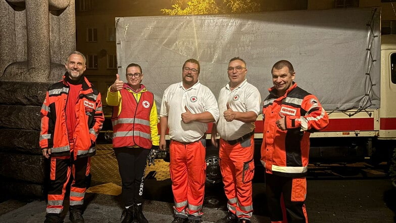 Zwei Helfer des DRK Döbeln-Hainichen haben Utensilien für Hochwasseropfer zum polnischen Roten Kreuz gebracht.